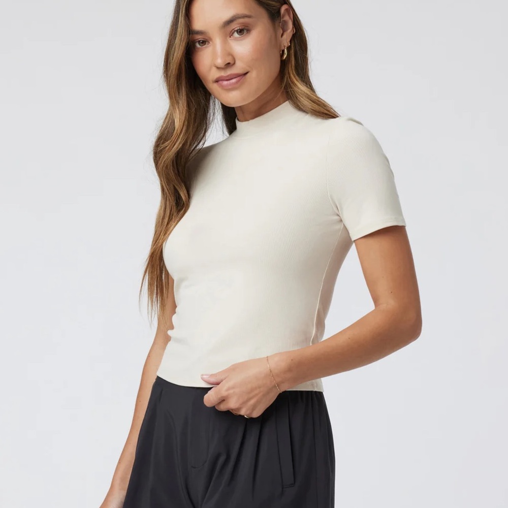 Vuori Short Sleeve Pose Mock Neck top in milkweed size medium